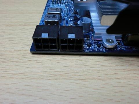 電源供給コネクタは6Pが2個