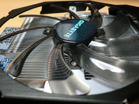 ファンは大分薄型。