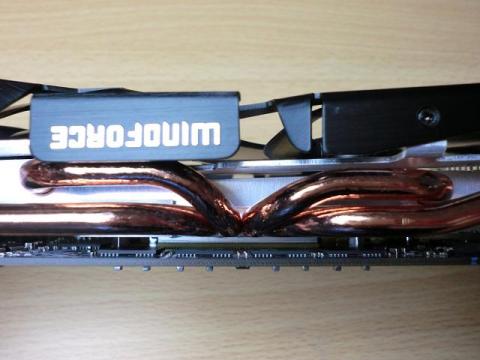 シンクは2種類の素材とヒートパイプで繋がる。