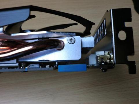 フィン部分は柔らかそうなアルミでできている。