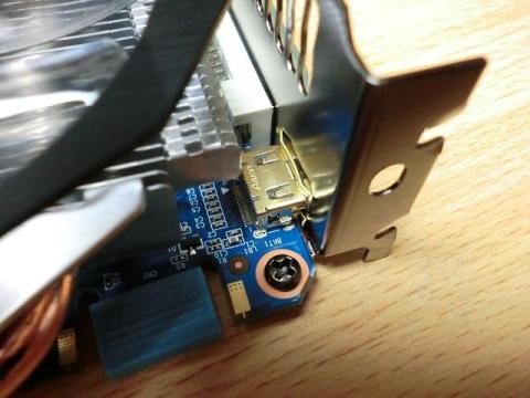 HDMI端子はしっかり金メッキパーツを採用している。