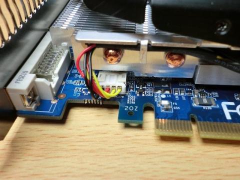 ファンの電源コネクタ