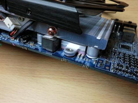 メモリチップもしっかりシンクが設置している。