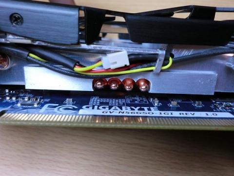 ファン側の電源ケーブルもコネクタ式になっている。