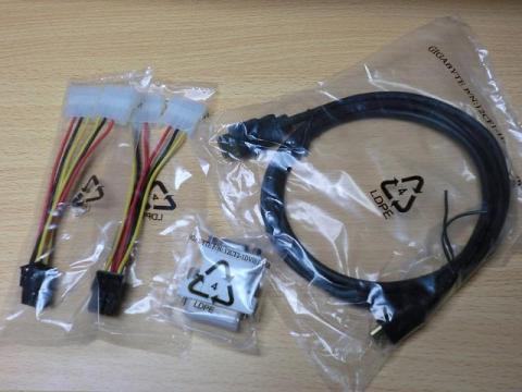 電源変換ケーブルとDVIをDSUB15に変換するコネクタ。