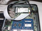 フラットケーブルが干渉するのでSSDの下で折り返してある