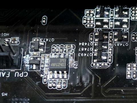CPUソケットとCPUファンの電源ソケットの間に広範なダメージが