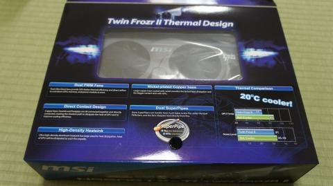 パッケージ前面部を開けるとグラフィックカードが見える仕組みになっています。冷却性の高さはなぜ起きるのか、英語表記ですが、その秘密について簡単に説明しています。<br />