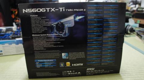 背面部は簡単なスペック表と複数言語での諸注意が、全世界共通の販売パッケージを意識して作られていることがわかります。