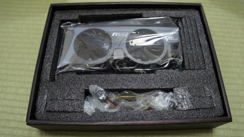 製品を開けたところ、ファンの大きさと安全して運ぶための密閉性の高さがうかがえます。