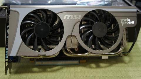 本体イメージはジェットエンジンのイメージ。大きなファンが目立ちます。8cmファンを二基この製品は静かさと冷却性を重視した一品となっています。アルミをふんだんに使ったクーラー本体も圧巻です。<br />