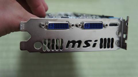 側面を見るとさりげないMSIのくりぬき文字。本製品がMSIオリジナルの自信を持った一品だということがうかがえます。