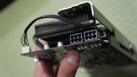 後ろ側側面には電源の6pinが二つ。オーバークロック前提のこの一品ですが、干渉しないようVGAクーラーの作りもしっかり配慮されているようです。<br />