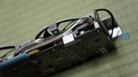 本体上下部にはVGAの本体ボードが重みで曲がらないようにレールが付いています。こういった地味ながらしっかりとした配慮は素晴らしい製品づくりを心掛けていると言えるでしょう。