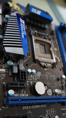 ミリタリークラス2の文字があしらわれたヒートシンク。シンプルながら発熱をしない作りによって十分にその機能を発揮する作りになっている。