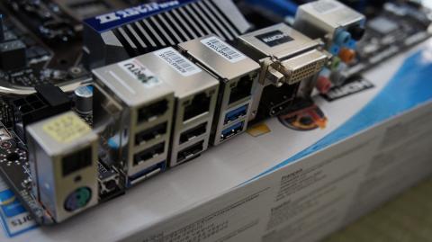 I/O部分、PS/2が一つついているのが地味ながらうれしいところ・ω・)b