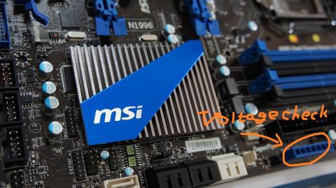 MSIの文字があしらわれたヒートシンク、薄さもさることながらデザインも悪くない。奥にある穴は「Vチェックポイント」、OC時にテスターなどで電圧を測ることができる。