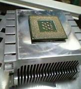 過去にやってしまったスッポ抜け(スッポン)。 CPUとCPUクーラーがしっかりと密着するためピンの固定をものともせず抜けてしまう