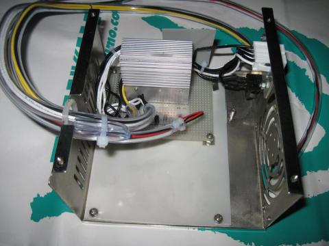 そこまで発熱しないため要らないらしいのだが、念のためヒートシンクが載っています