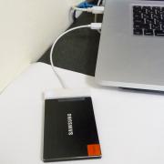 同封の接続ケーブルで、SSD830をUSBポートに接続したところ