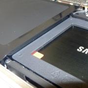 電池とスペーサ付きSSD830の段差
