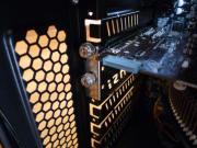 ならば、ここも手回しネジで・・・