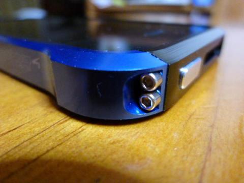 上部のビス部分