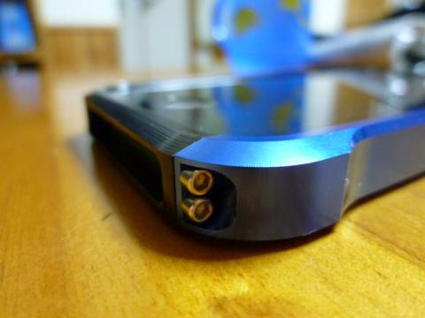 下部のビス部分