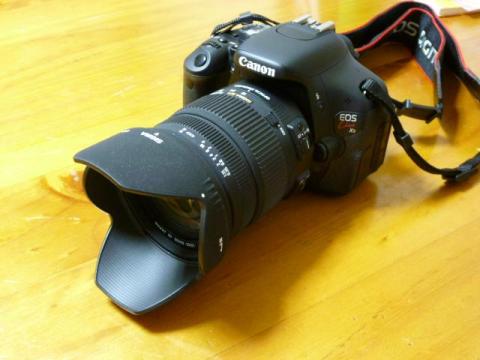 KISS X5に付けるとなかなかヘビーなレンズ