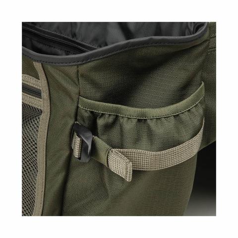 ペットボトルも入るサイドポケット