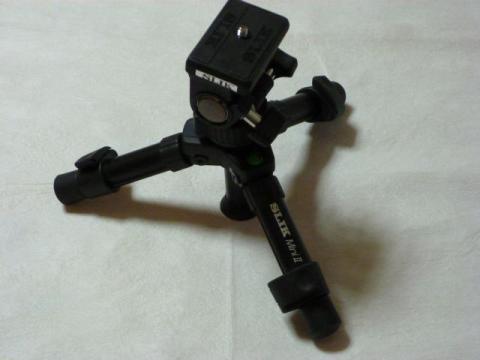 コンパクトなテーブル三脚ですね。