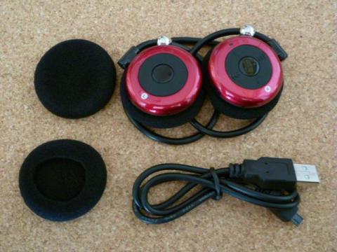 予備イヤーパッドと充電用USBケーブルが付属