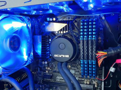 4GB×4枚 16GBで無事起動しました。