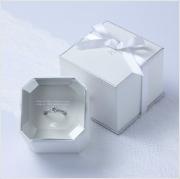 クリスタルの蓋が付いたケース