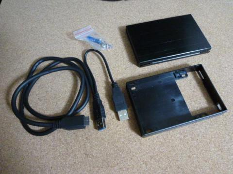 付属品ケーブルは2又タイプのmicroBタイプ