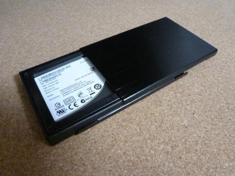 カバーをスライドさせてセット。