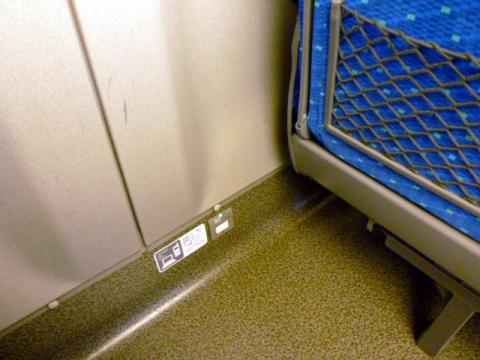 N700は、各座席にコンセントを完備する