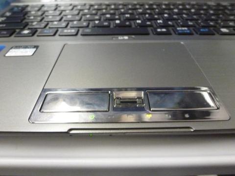 タッチパッド手前のメッキ部分は指紋が目立つ・・・