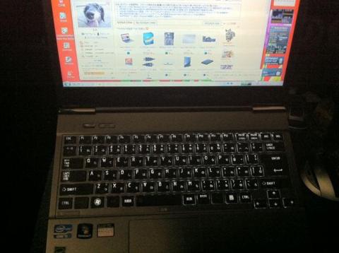 バックライトで浮かび上がるキーボード