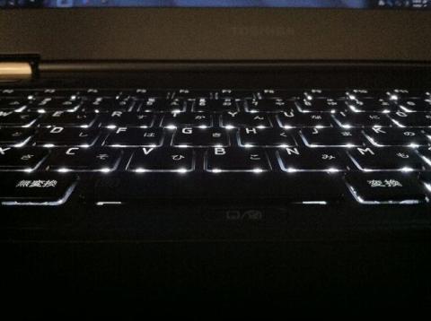 キーの下から漏れるLED光