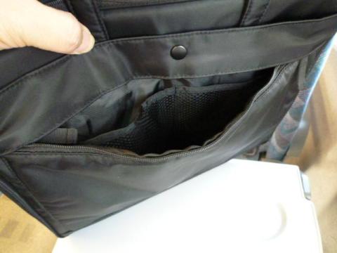 更に、ファスナー付きポケットも装備