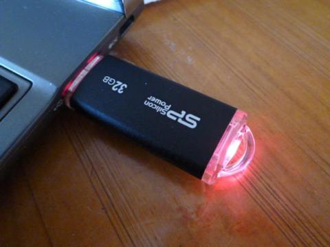 アクセス中は、赤いLEDが点きます。