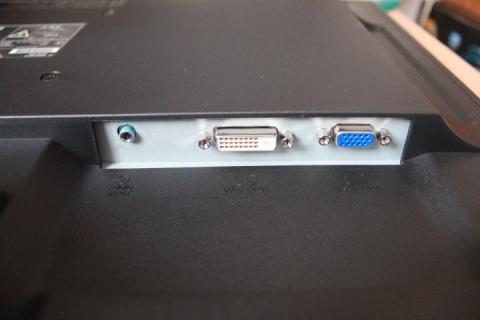 背面下向きに音声入力、DVI-D、D-SUB