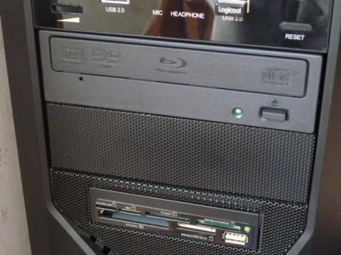 至ってシンプルな前面パネル