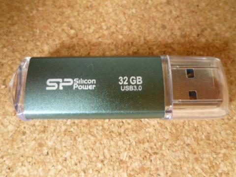 アイシーブルーの金属ボディ