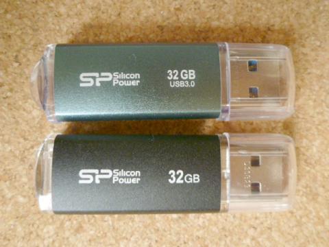 黒ボディのUSB2.0モデルと、サイズは同じ