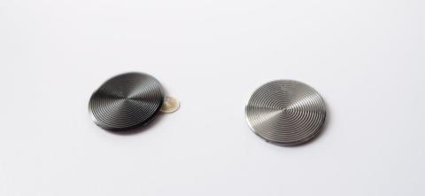 黒/シルバーのアルミ製ホームボタンシールが付属する