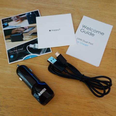 microUSBケーブルが付属する