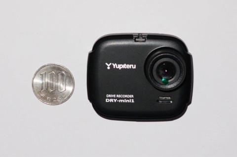 100円玉と比べるとコンパクトさがわかる