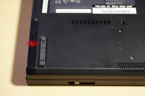 このねじを外してカバーを取ります